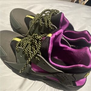 Stylish Women's Nike huaraches Sneakers in Black and Purple